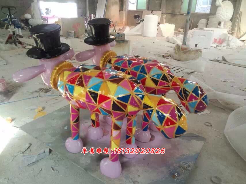 玻璃鋼彩色卡通小羊雕塑，彩繪小羊雕塑