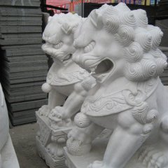 白色石頭獅子雕塑，白色石獅子