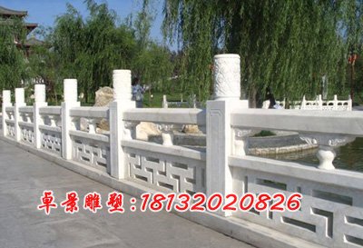 小湖邊石頭圍欄，欄桿擋板石雕