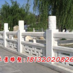 小湖邊石頭，擋板石雕