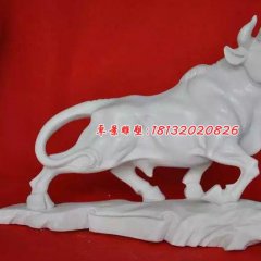拓荒牛石雕，漢白玉石牛動(dòng)物雕塑