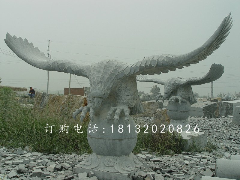 踩球老鷹石雕，青石雄鷹展翅雕塑