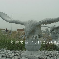 踩球老鷹石雕，青石雄鷹展翅雕塑