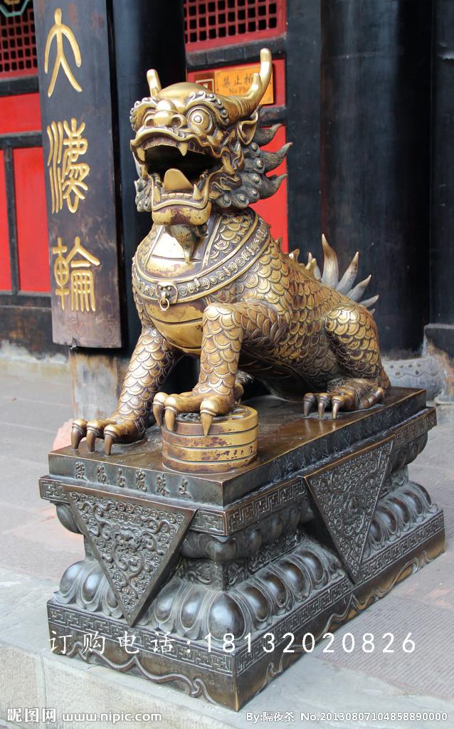 腳踩錢幣的麒麟銅雕，銅雕神獸
