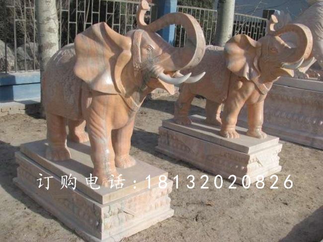 象鼻向上大象石雕，晚霞紅大象雕塑