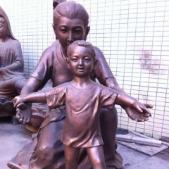 媽媽教兒子走路銅雕，公園人物銅雕