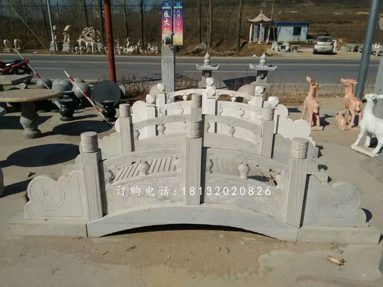 青石小橋雕塑，河邊石雕橋
