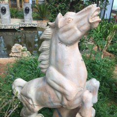 晚霞紅馬雕塑，廣場石雕馬