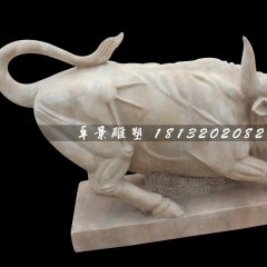 晚霞紅石雕牛，廣場華爾街牛石雕