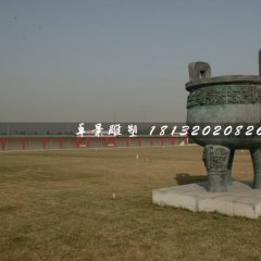 三足銅鼎，廣場青銅鼎