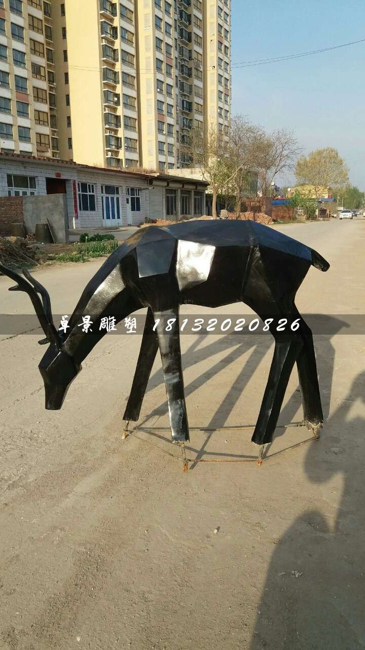 小鹿吃草雕塑，玻璃鋼抽象動物雕塑