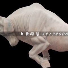 晚霞紅開荒牛雕塑，廣場石雕牛
