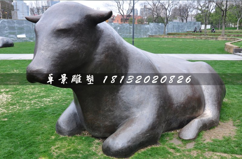 臥著的牛銅雕，公園抽象動物雕塑
