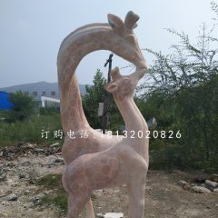 晚霞紅親嘴鹿，公園長頸鹿石雕