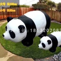 卡通大熊貓雕塑，玻璃鋼公園動(dòng)物雕塑