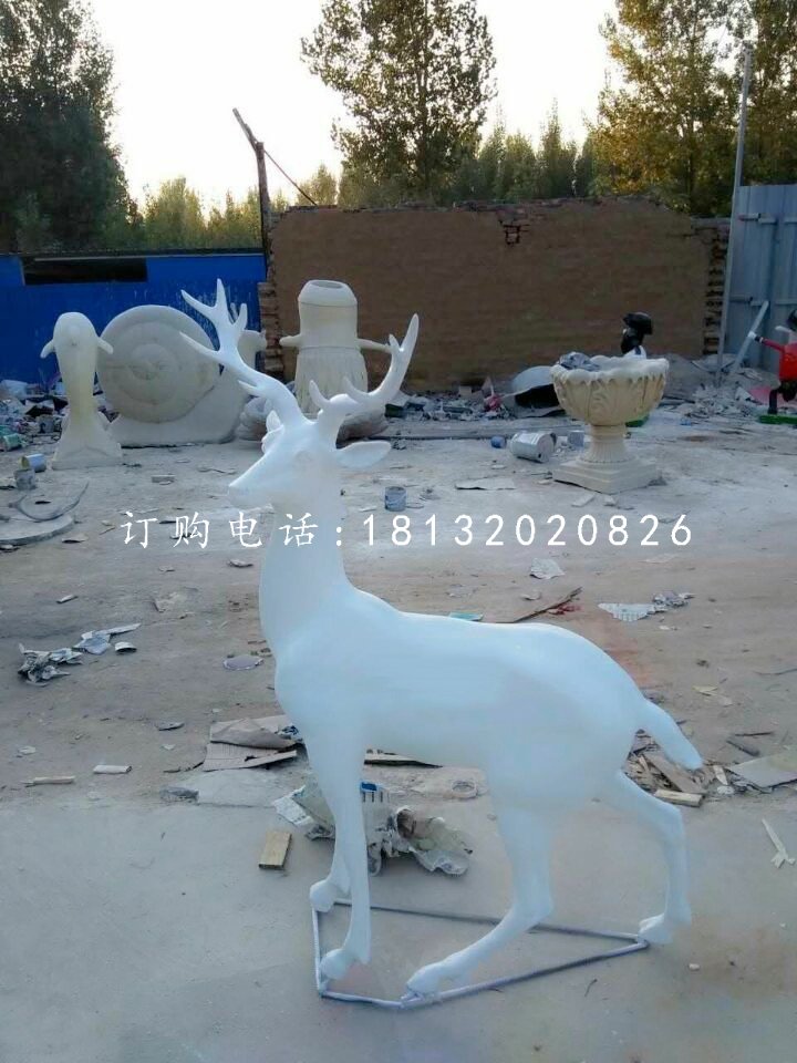 白色的小鹿雕塑，玻璃鋼動(dòng)物雕塑