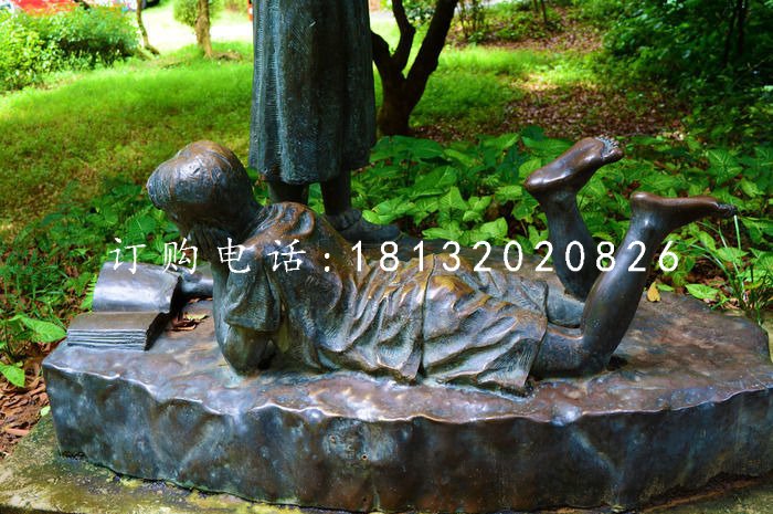 小孩趴著看書雕塑，公園景觀銅雕