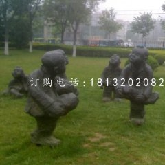 小孩斗雞銅雕，公園小品銅雕