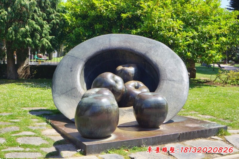 帽子里的蘋果銅雕，公園創(chuàng)意銅雕