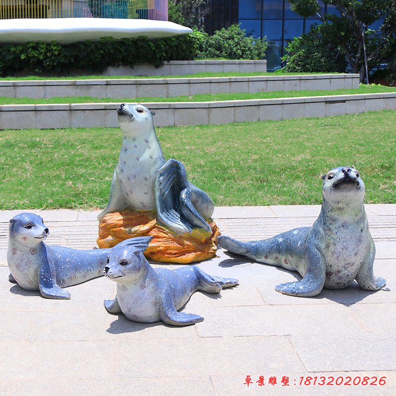玻璃鋼仿真海豹?jiǎng)游锏袼? />此外，在擁有精致的雕刻細(xì)節(jié)的同時(shí)，雕塑還流露出了一種美滿的愛意，象征著家庭及友誼的美德。例如，海豹頭部的眼睛都直視著前方，似乎在追求一種永恒不變的真愛，而胸前的雕塑更像是情人之間的善良留念。傳達(dá)出一種相互關(guān)愛、包容和寬恕的氣氛，這也讓這尊海豹雕塑更加耐人尋味。<br>以上就是海豹雕塑的整體情況，顯而易見，并且不僅僅象征著勇氣和毅力，更隱含著一種更為深刻的社會(huì)、文化和情感的意義。<br>探究藝術(shù)中海豹雕塑的現(xiàn)實(shí)意義</p><br>    <div   id=