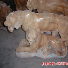 石雕蹲著老虎