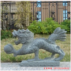 門前石雕龍