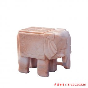 樹(shù)蔭下的石凳