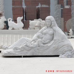 母親哺育塑像