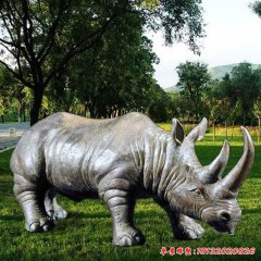 犀牛雕塑的公園