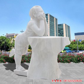 校園的石雕像
